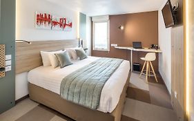 Carre Pau Airport Hotel